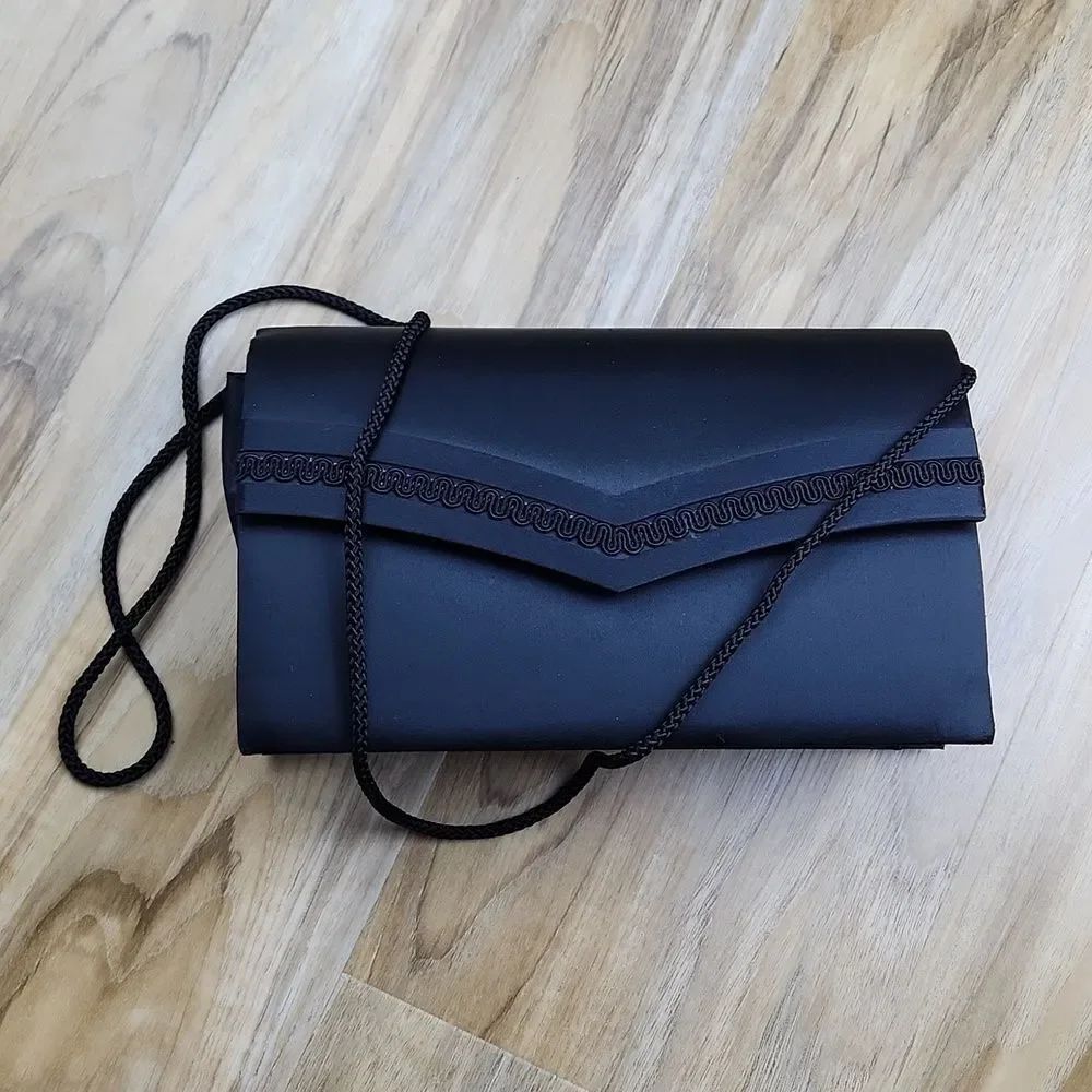 🔹️La Regale Black Smooth Crossbody Purse